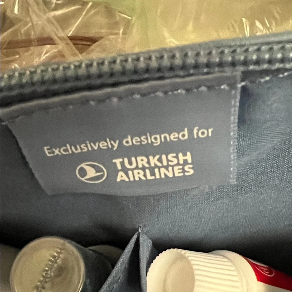 SALVATORE FERRAGAMO Blue Cosmetic Bag Set with toiletries from the Airline NEW
